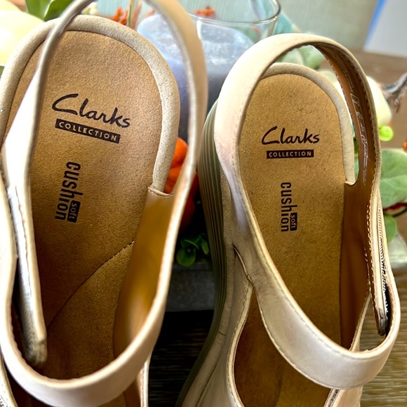 Clarks Reedly Juno Hook Suede Loop Cushion Wedge Sandal in Sand size 8.5 - Picture 7 of 8
